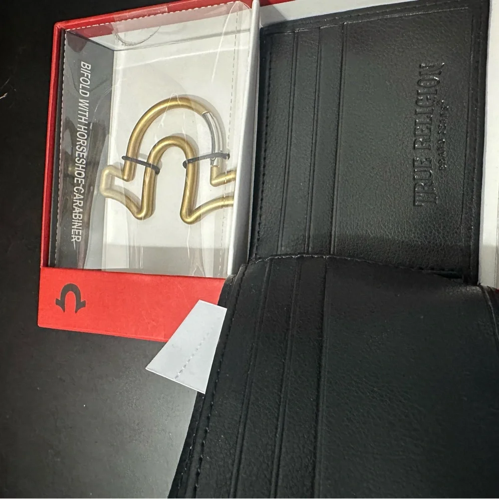 🆕True Religion ALTRO Bifold Wallet W/Horseshoe Carabiner